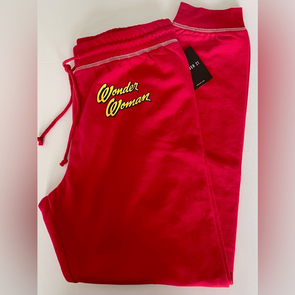 Wonder Woman Women’s Red Wonder Woman Sweatpants / Joggers Size Medium NWT